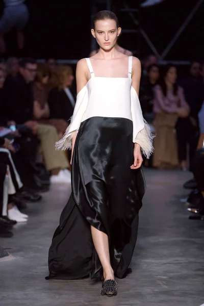 Look 100